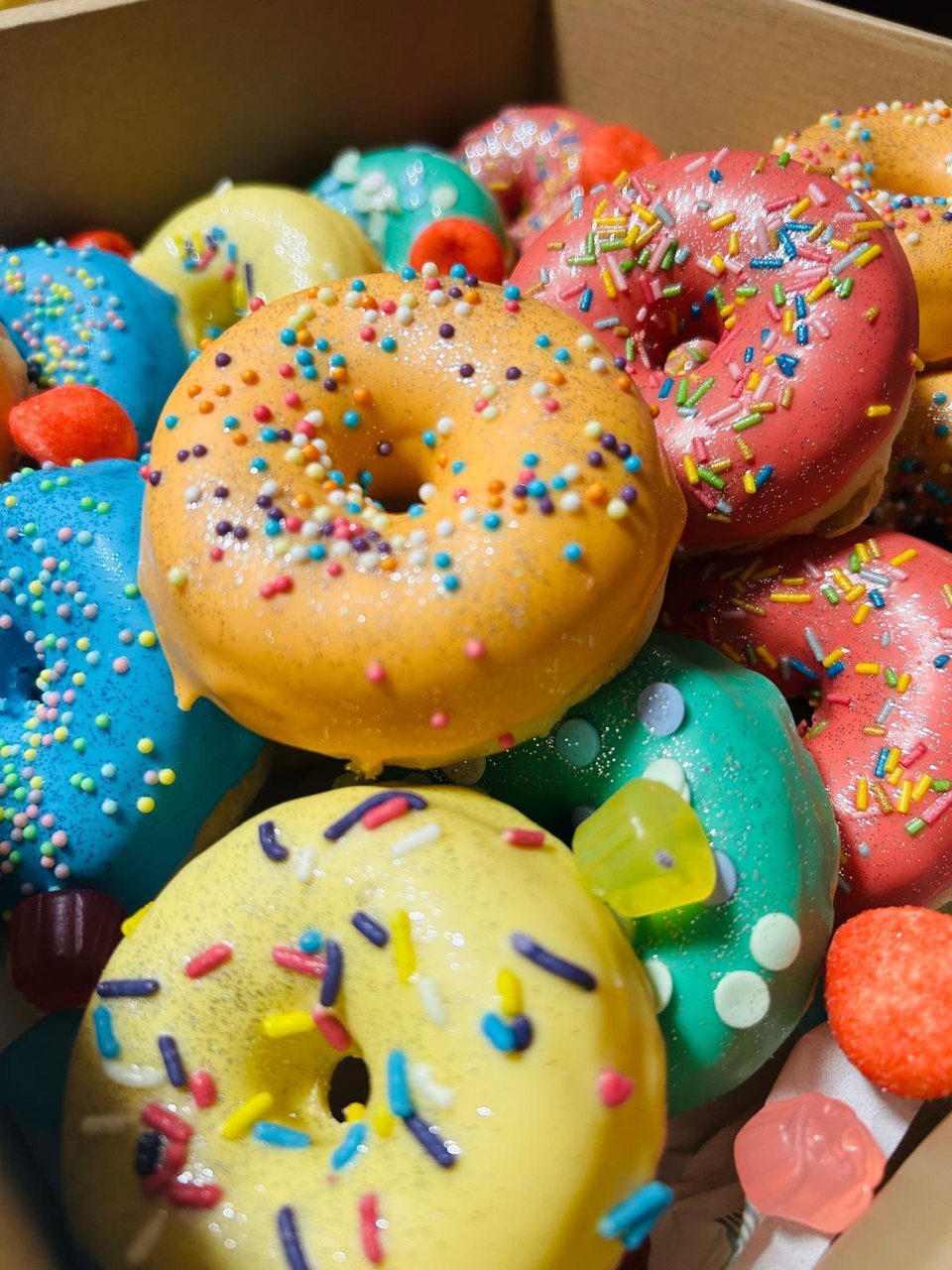 Caja de 15 mini donuts de colores surtidos